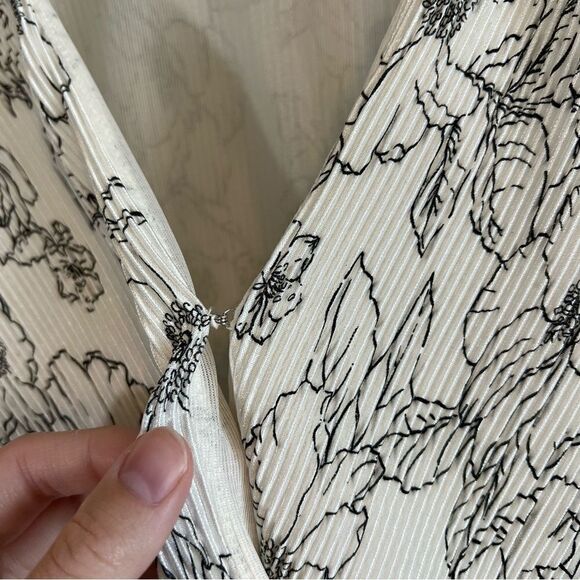 ✨ ASTR The Label Pleated Floral Faux Wrap Blouse White Black Medium - Picture 9 of 13